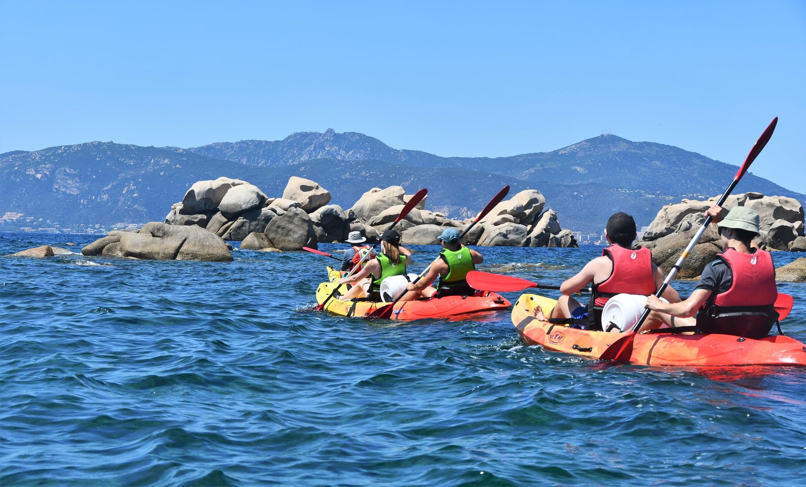 Groupe en kayak de mer lors d'une sortie encadrée à Isolella