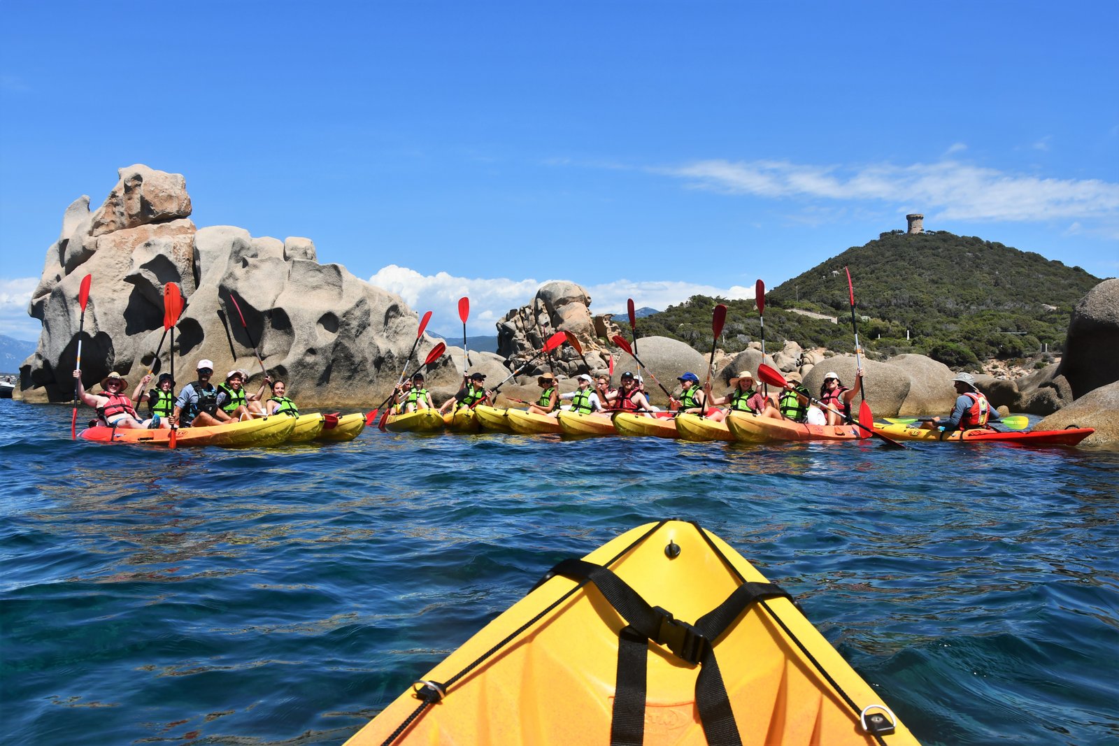 Groupe en kayak au niveau de la presqu'île d'Isolella