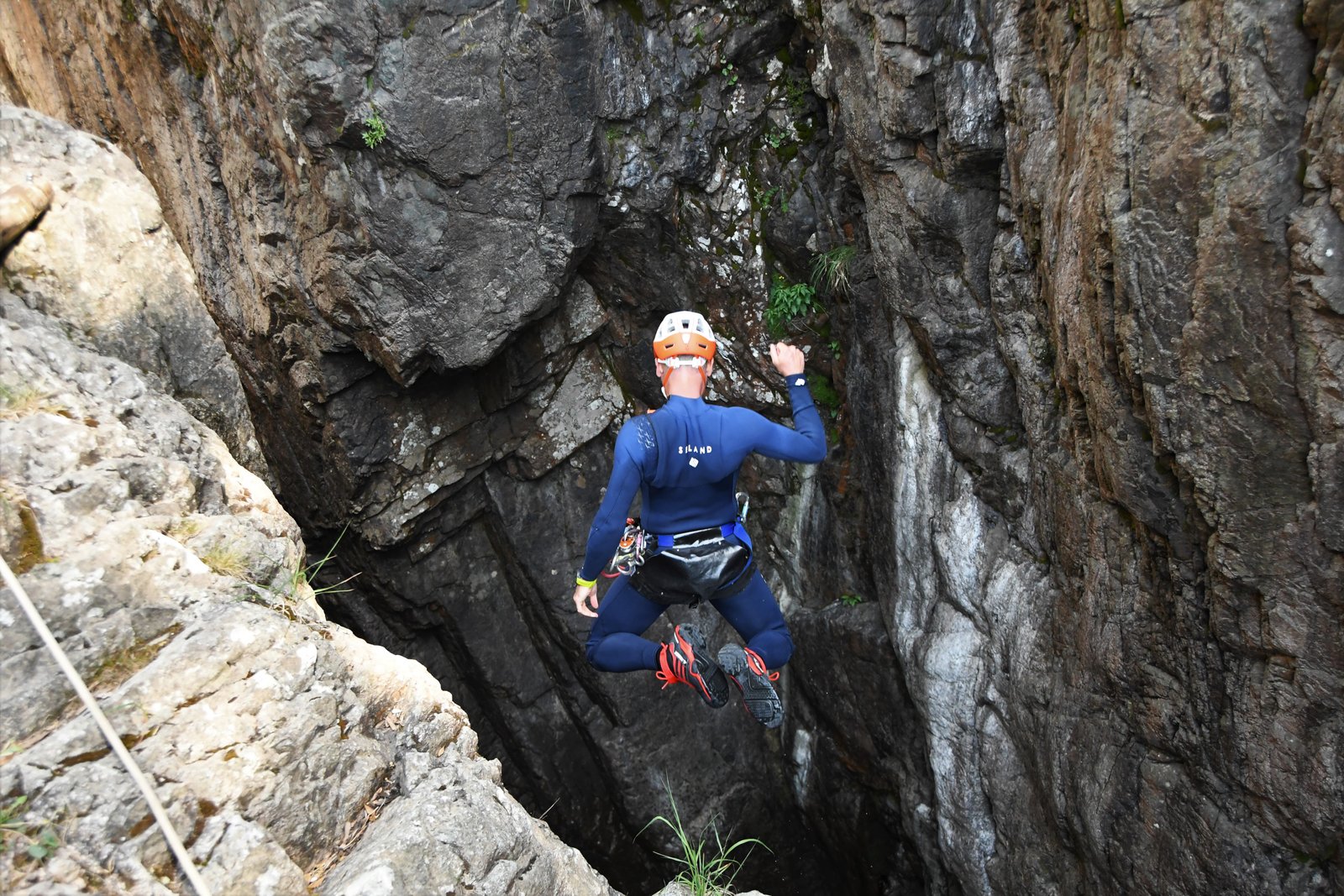 Person jumping into the Richiusa Canyon