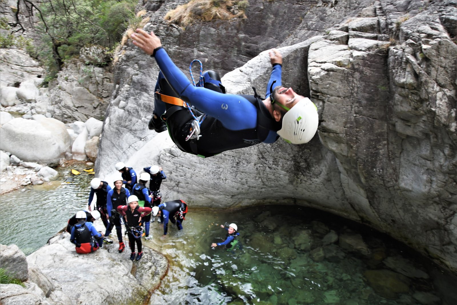 Personne sautant dans en salto le canyon de la Richiusa