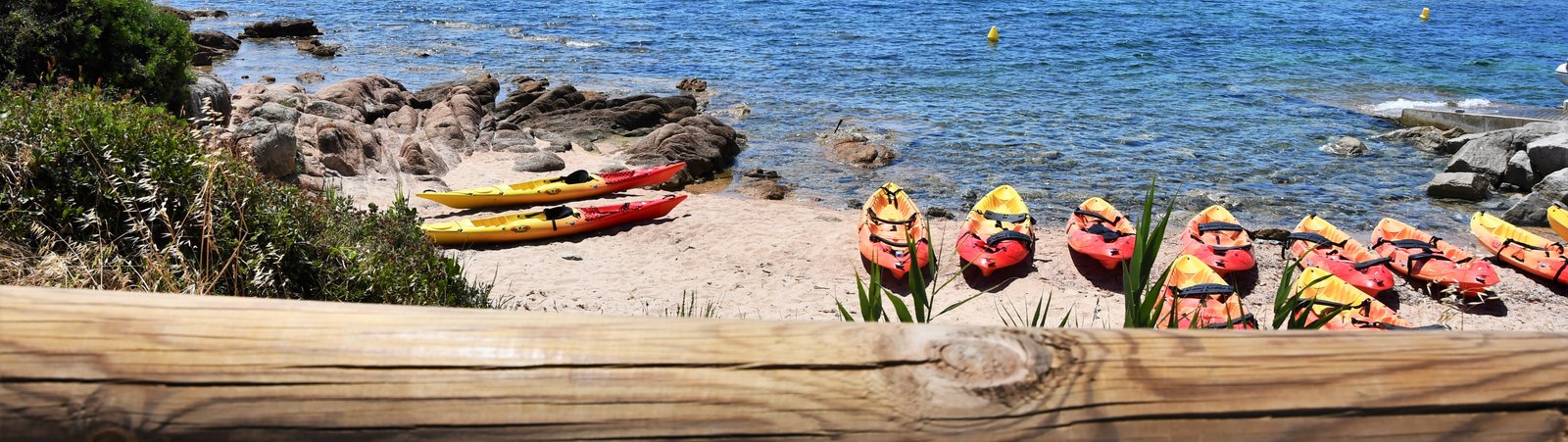 Kayaks sur la plage de Mare e Sole