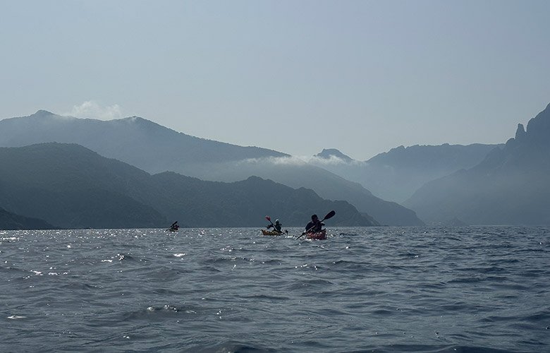 Kayakistes dans la réserve de Scandola pendant notre séjour