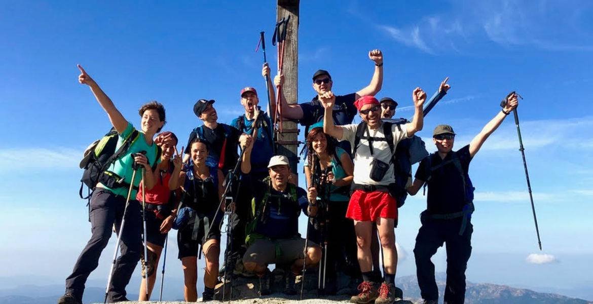 Groupe de randonneur heureux sur un sommet Corse pendant notre séjour GR20 Nord