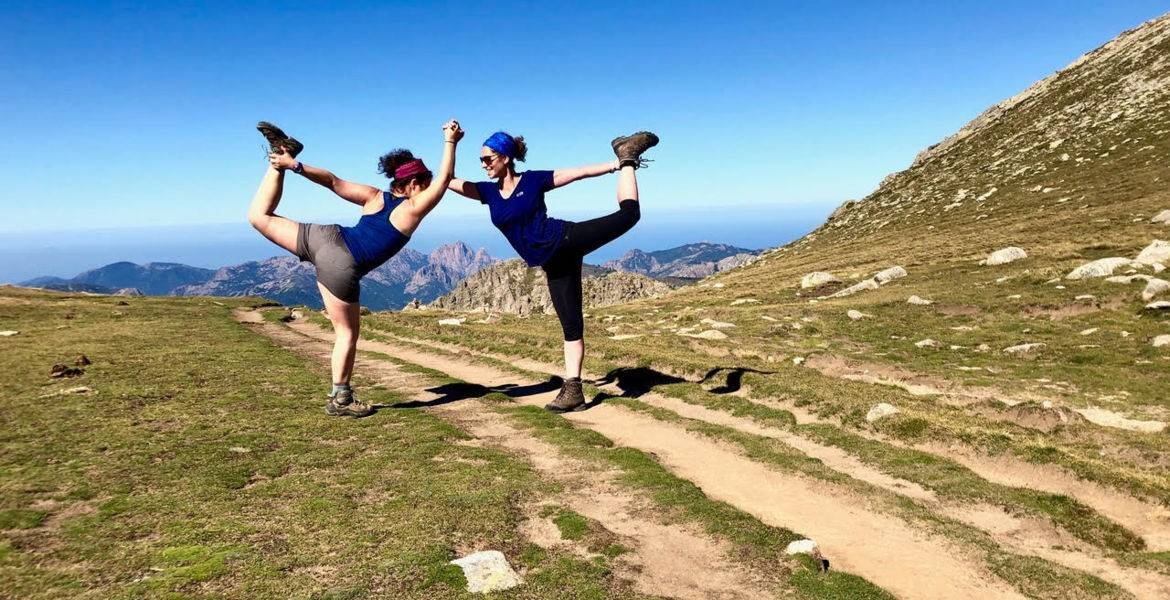 Deux randonneuses faisant une pause de yoga dans la montagne Corse pendant notre séjour GR20 Sud