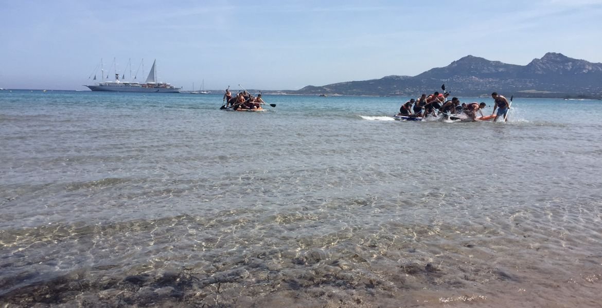 Groupe en activité big paddle pendant un séminaire Team building en Corse