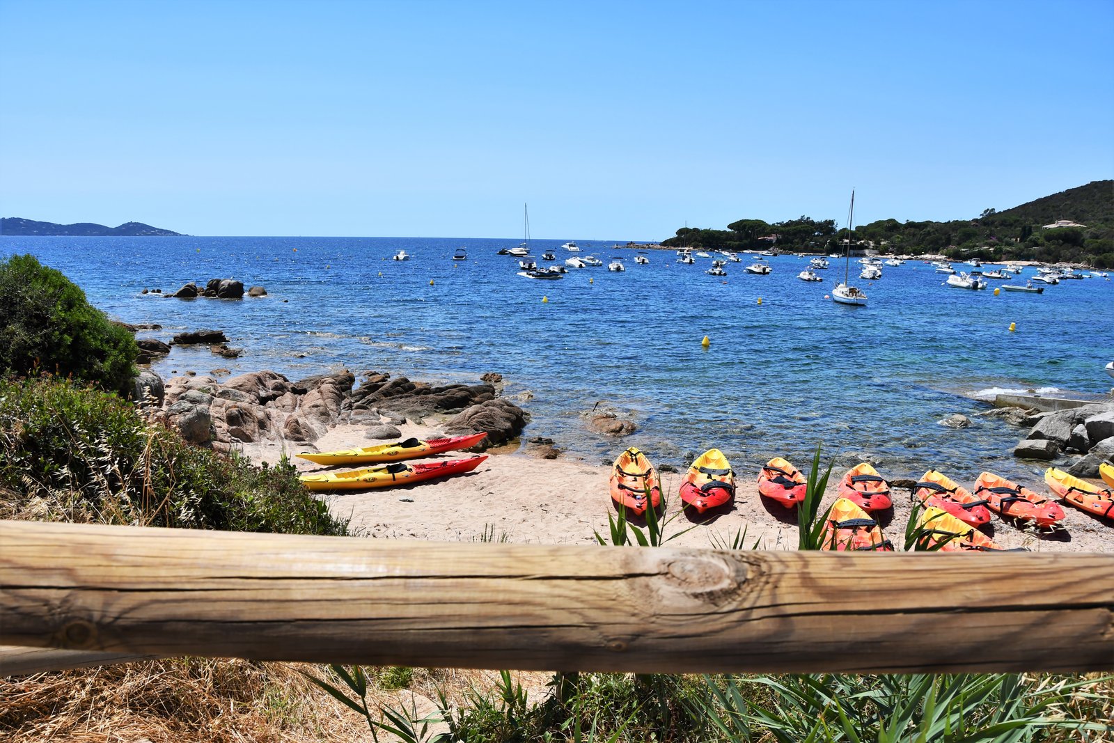 Kayaks posés su la plage de la Cala Medea à Isolella
