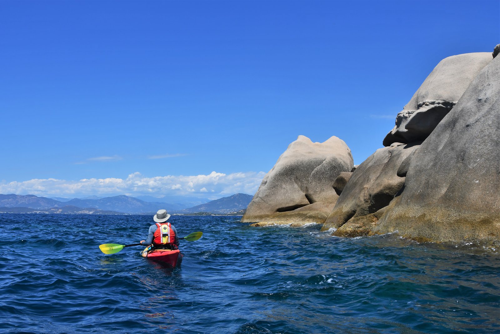 Personne en kayak sur la presqu'île d'Isolella pendant une sortie encadrée