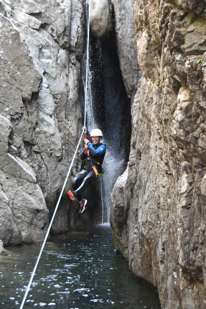 Enfant qui descend en tyrolienne dans le Zoicu parcours découverte