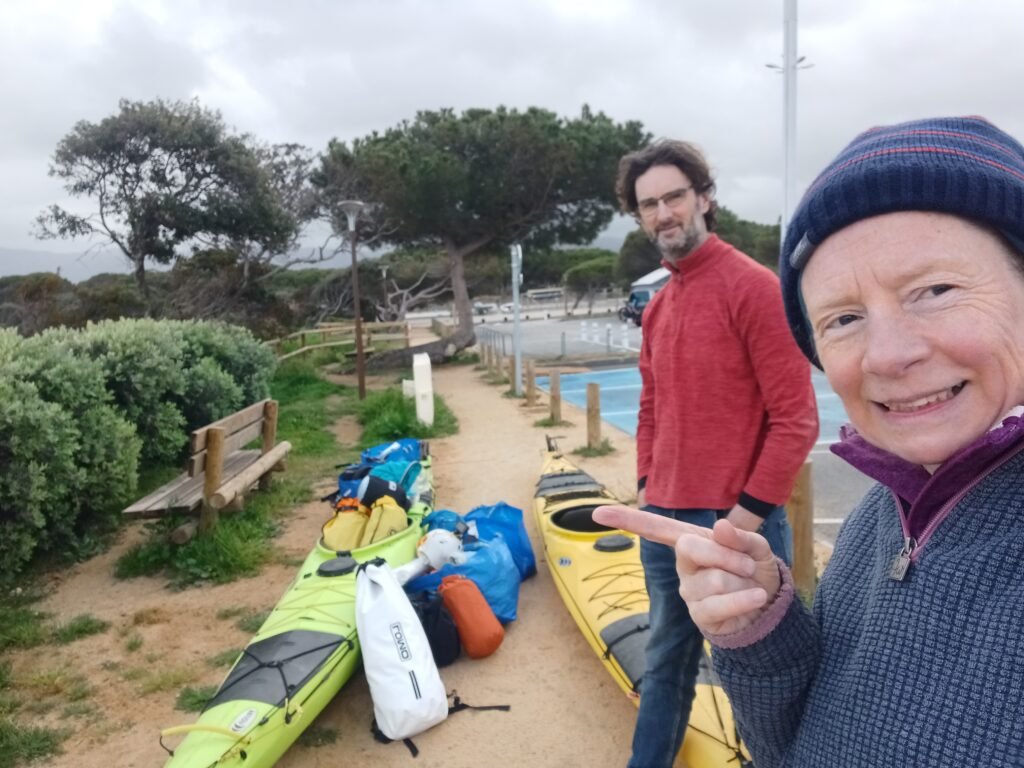 Tina et Pat au début de leur aventure en kayak de mer autour de la Corse