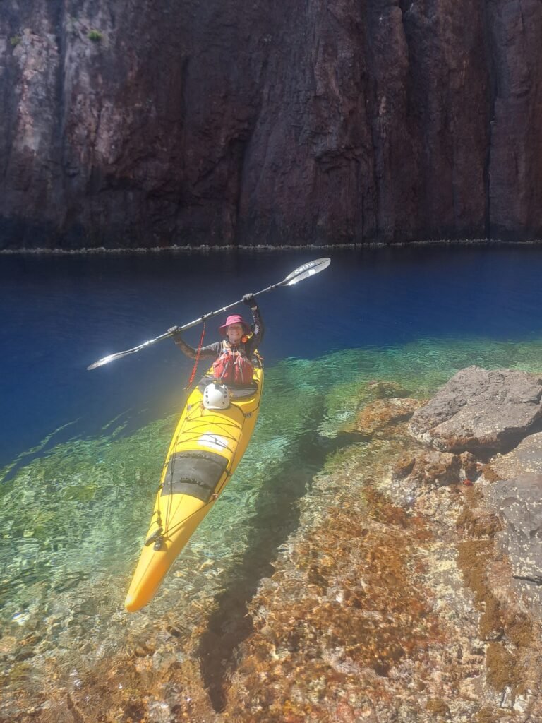 Tina navigue sur les eaux turquoises au milieu de la réserve de Scandola