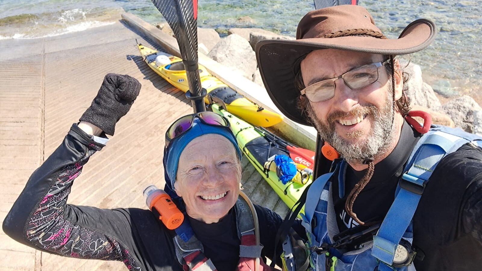 Pat et Tina à la fin de leur tour de Corse en kayak de mer
