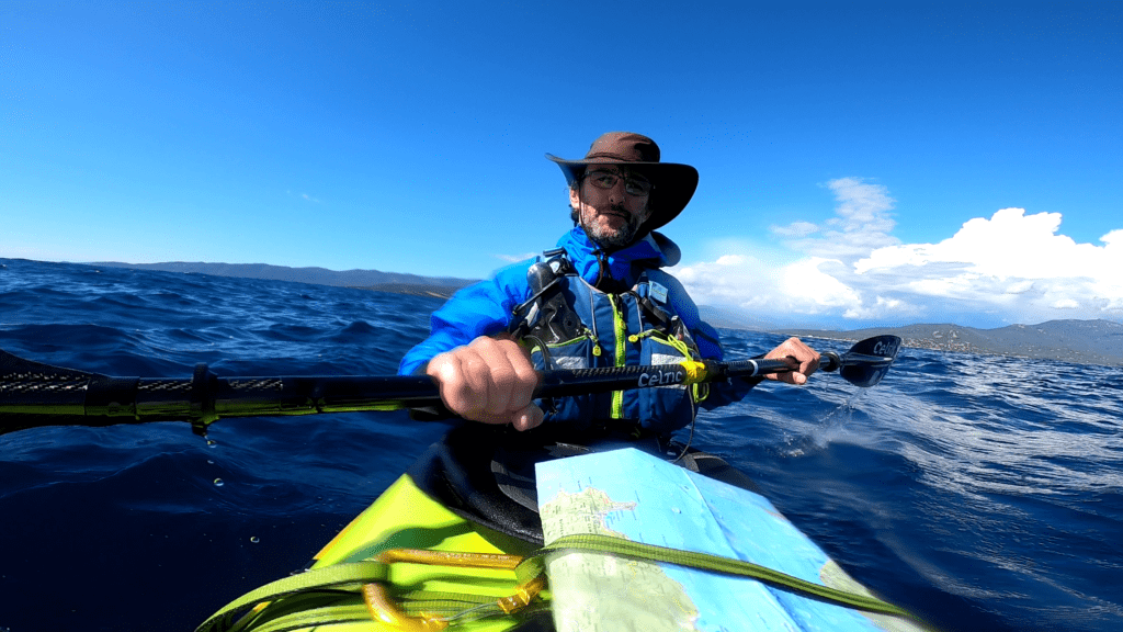 Pat qui navigue en kayak de mer sur une mer agitée
