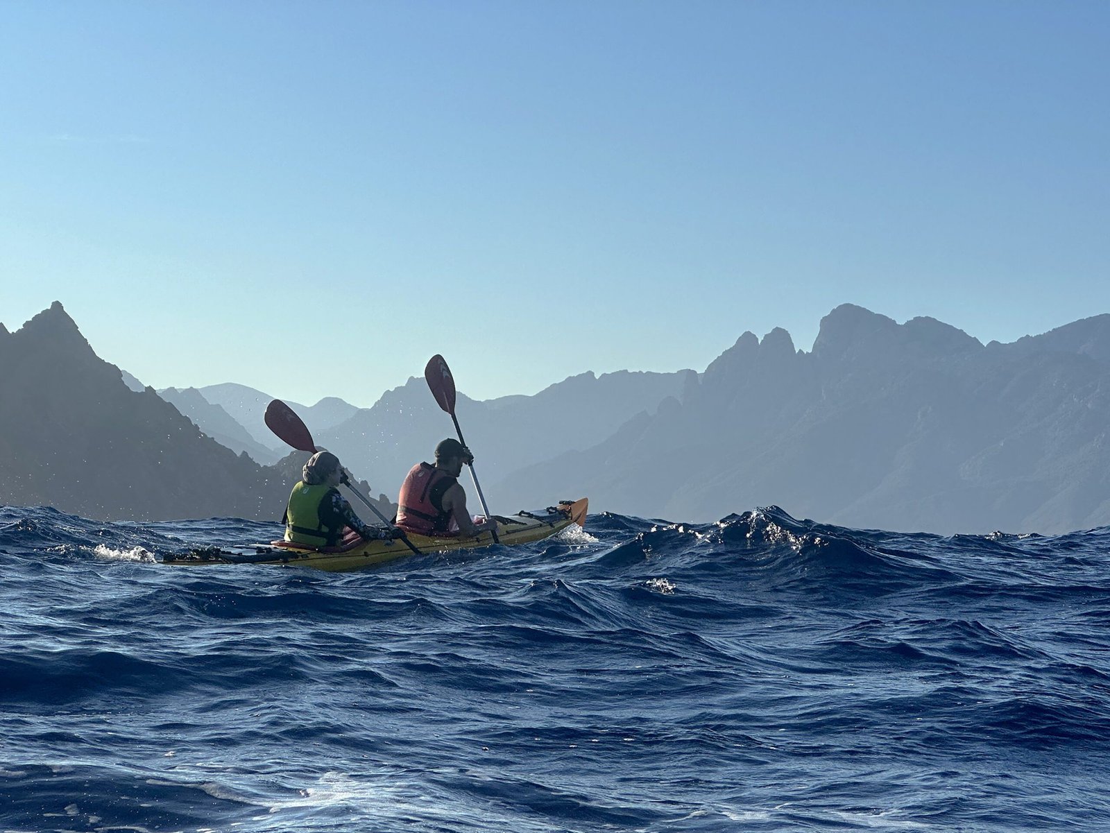Deux personnes en kayak de mer lors du séjours dans les Calanques de Piana