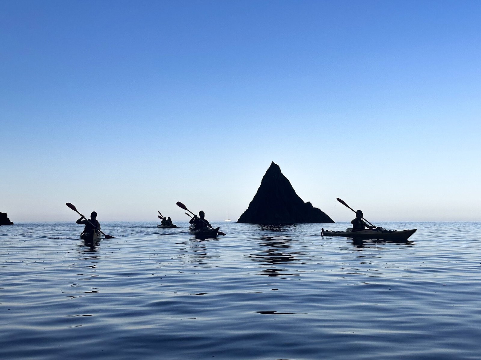 Groupe en kayak de mer en Corse