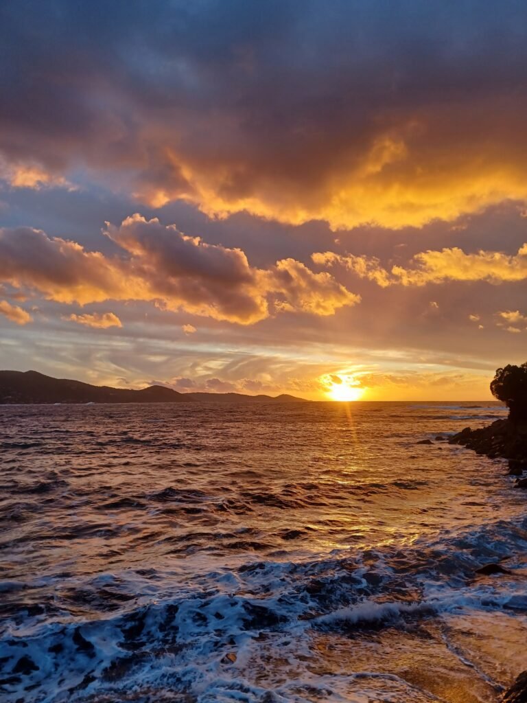 Coucher de soleil sur la mer en Corse en automne