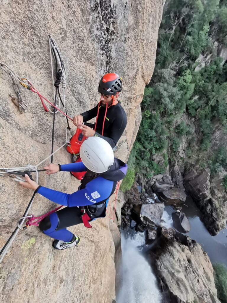 Deux personnes pratiquant du canyoning en Corse