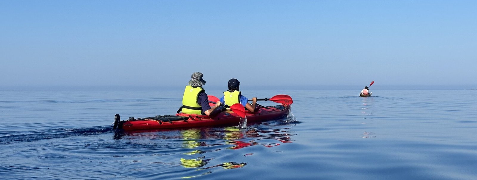 Personnes en kayak de mer